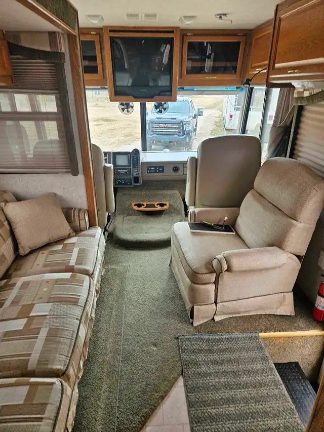 2003 Fleetwood Bounder 35R in Other in Strathcona County - Image 3