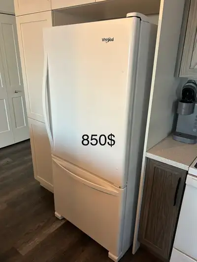 Voici un réfrigérateur et cuisinière Whirlpool en très bon état, idéal pour toute cuisine. Ce réfrig...