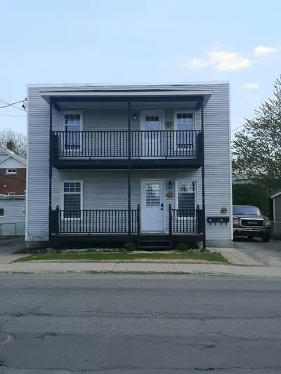 Grand 4 1/2 sur un étage avec sous-sol entièrement aménagé, offrant beaucoup d’espace. Bien situé, p...