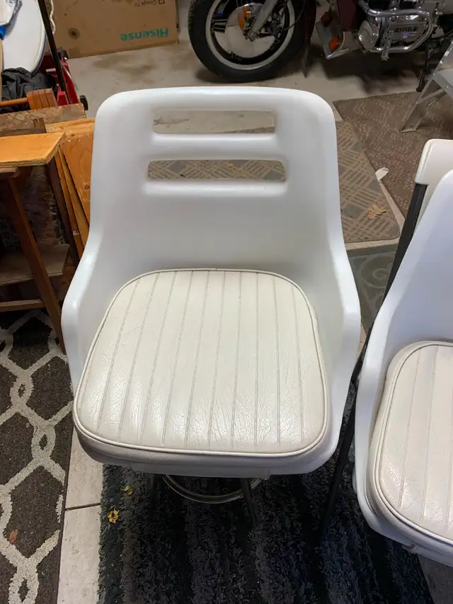 hard plastic captains seats in Powerboats & Motorboats in St. Catharines - Image 2