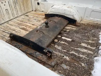 5th wheel hitch fully oaded cloth power seats new tires cash located by craigmyle