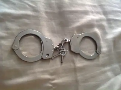 J'ai à vendre une paire de menottes (NEUVES) en acier blanc avec deux clés. Parfaites pour agent de...