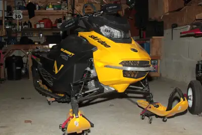 SKI-DOO 2024,SUMMIT NEO+ 600EFI VENDU AVEC ACCESSOIRES (COFFRE ARRIERE-,ROUE DE TRANSPORT, ROUE ENTR...