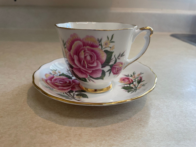 Tea cup and saucer  in Arts & Collectibles in Napanee