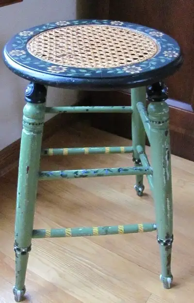 Tabouret vert en cannage avec des jolie dessins peints à la main. Green stool with charming hand pai...