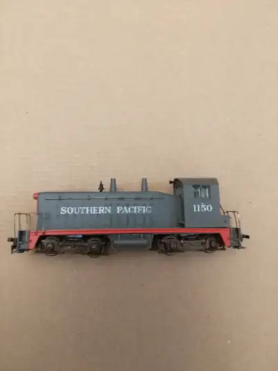 Southern Pacific- road name #1150 Nice DC model. No sound. Steel railings. Runs great, powerful unit...