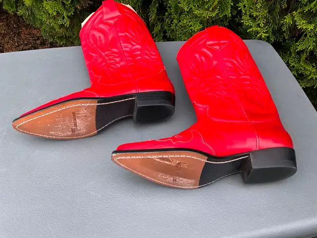 Cowboy Boots Womens size 9.  New.  Guess Brand in Women's - Shoes in Edmonton - Image 11