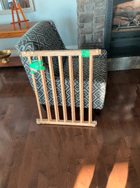 Extendible wooden baby gate / pet gate