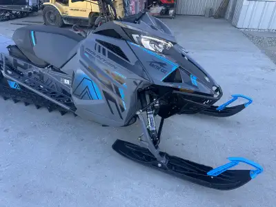 TRADE IN! 900miles on this 2022 1 owner Arctic Cat M8000, ATAC Suspension, 165”/3.00” track, in mint...