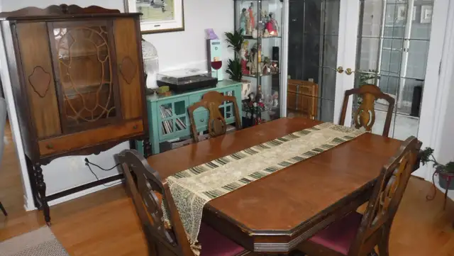 Set de salle  à diner en noyer massif in Dining Tables & Sets in Longueuil / South Shore - Image 2