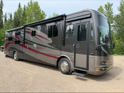 2008 Berkshire Forest River Motorhome. 39 feet, 4 slides, sleeps 6: Custom queen bed, bunkbeds & pul...