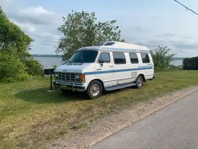 Dodge b350 Roadtrek versatile 190 1993. 230 000 km -Moteur 5.2 V8 injection/transmission automatique...