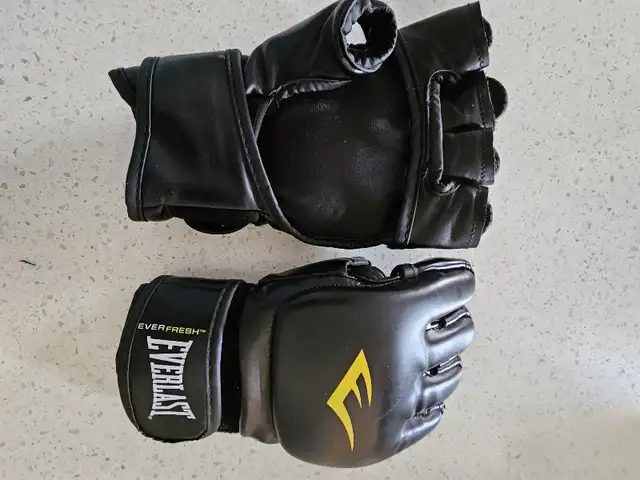 Everlast MMA Gloves in Exercise Equipment in London - Image 3