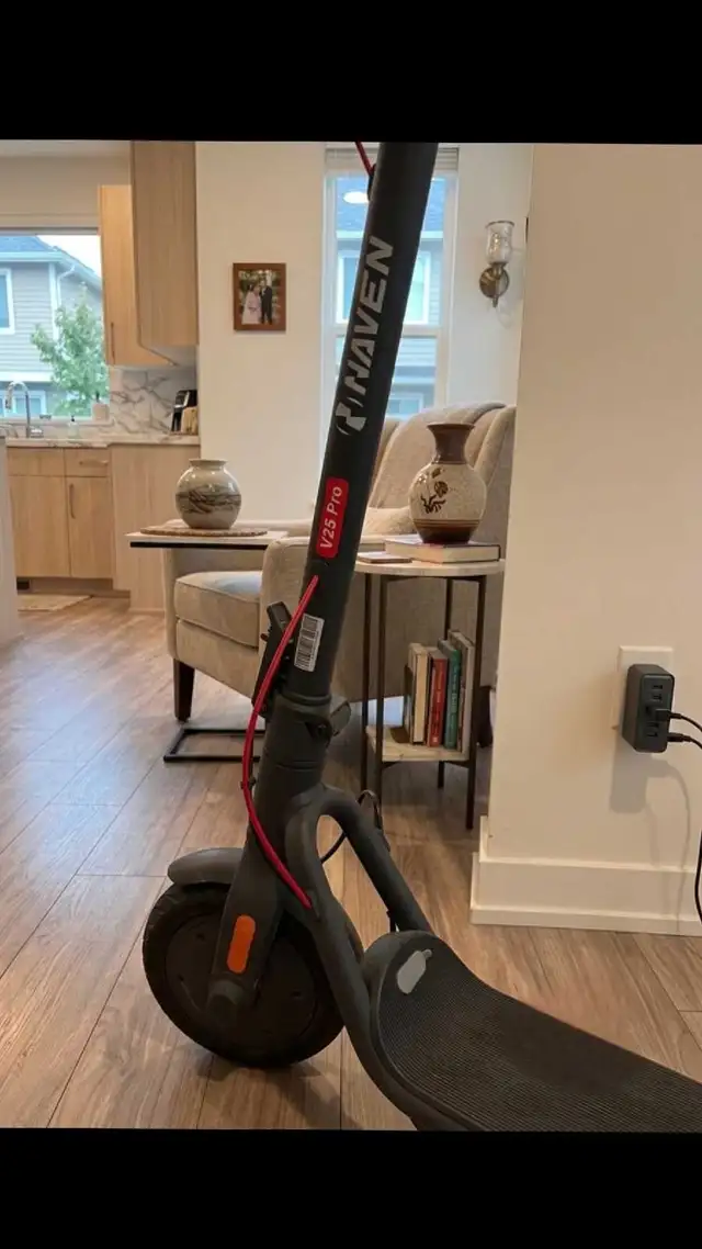 NAVEE V25 Pro Electric Scooter in eBike in Mississauga / Peel Region - Image 3