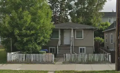 SPACIOUS MAIN FLOOR FOR RENT. **5 MINUTE WALK TO TRAIN STATION**