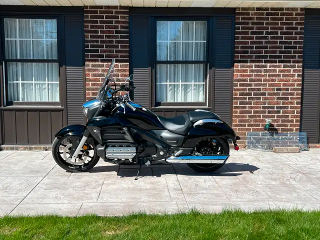 2014 Honda Valkyrie in Street, Cruisers & Choppers in Markham / York Region - Image 2