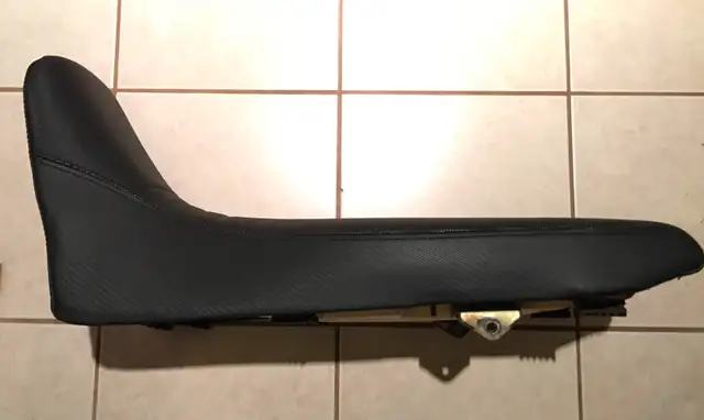 1992-1995 Suzuki DR650 Seat Concepts Seat in Motorcycle Parts & Accessories in City of Toronto - Image 5