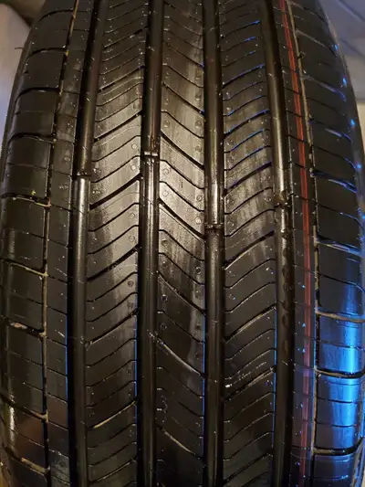 225/60/18 Michelin Primacy A/a pneu ete Enlever d'un véhicule neuf à l'achat. . Vaut 1176$sur pneu à...
