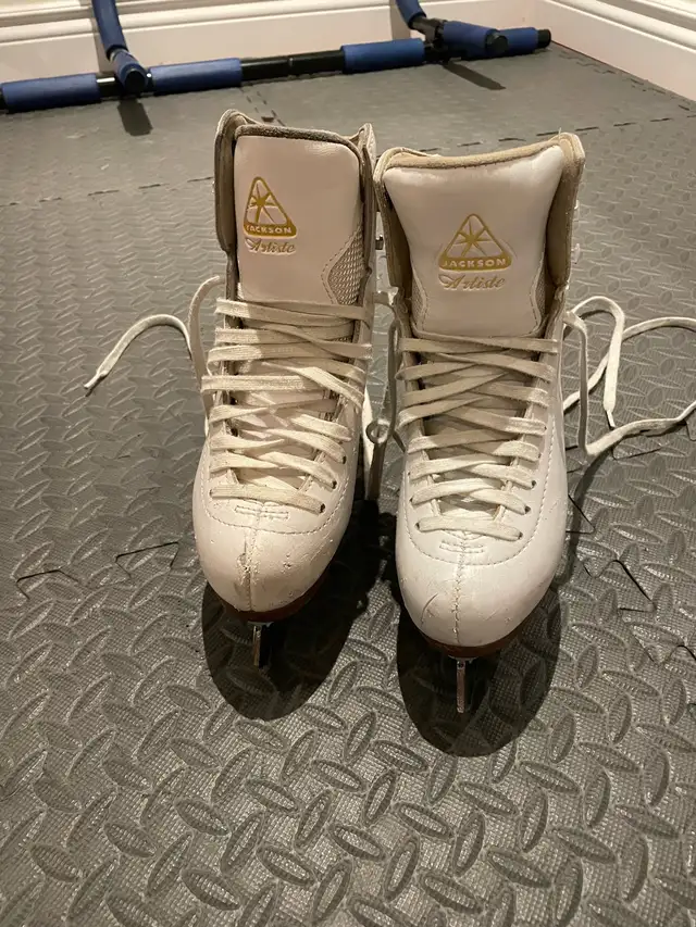 Figure skates size 3.5 in Skates & Blades in Mississauga / Peel Region - Image 2