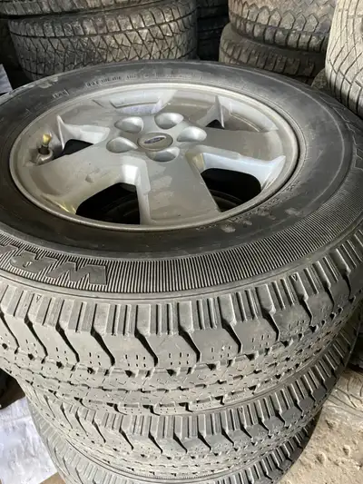 4 mags ford pour ford escape 2008 - 2012 16 pouces. Tres bonnes condition. Pneus a changer