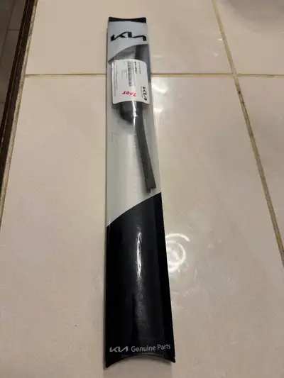 00F09 AU010RL4 https://www.kia.parts/oem-parts/kia-wiper-blade-f09au010rl4 New, never used. Original...