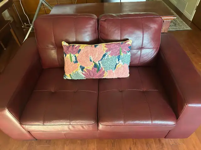 Love seat / simulated leather in Couches & Futons in Owen Sound - Image 2