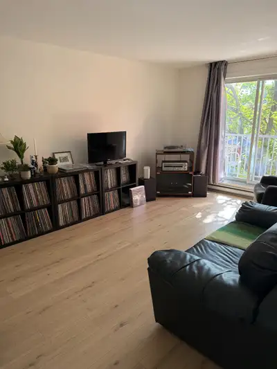 Dans un immeuble de 8 logements situé au 215 rue St-Sylvestre à Longueuil, 4 1/2 à louer situé au 2e...