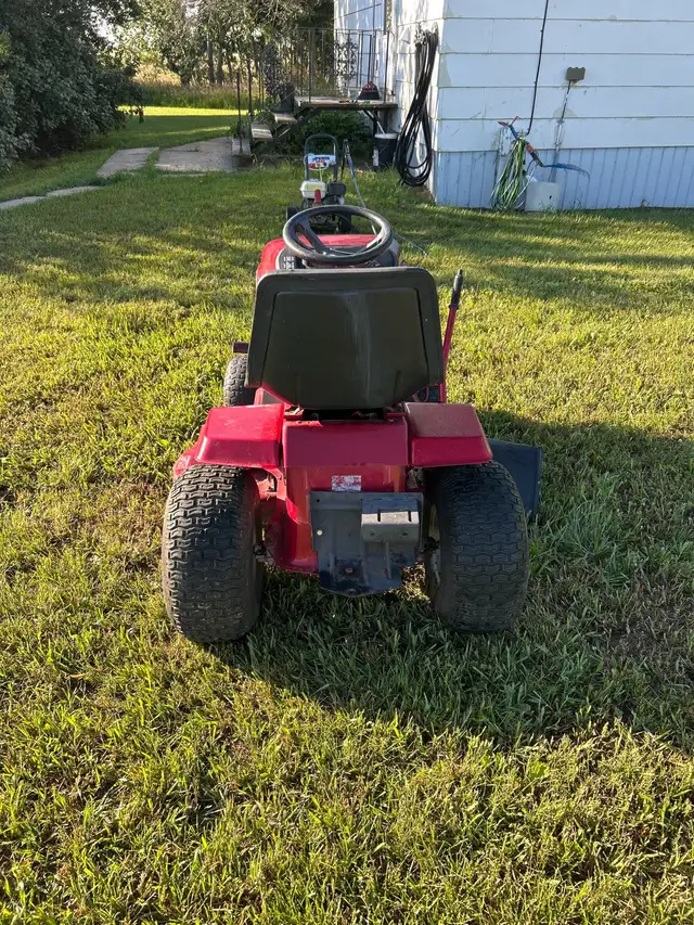ride on lawnmower in Lawnmowers & Leaf Blowers in Moose Jaw - Image 4