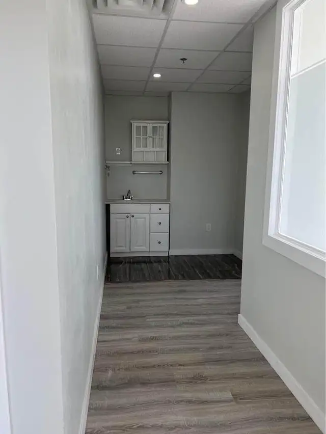 Shared Office/Treatment Room in Wellness Clinic in Commercial & Office Space for Rent in Mississauga / Peel Region - Image 8