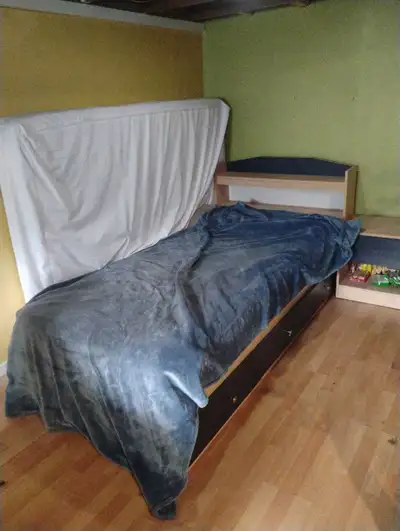 Lit simple à 3 tiroirs bleus avec tête de lit et table de chevet. Maison non fumeur. Le matelas lit...