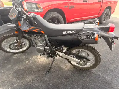 This reliable Suzuki DR650 dual sport motorcycle features a robust 650cc engine and is ready for you...