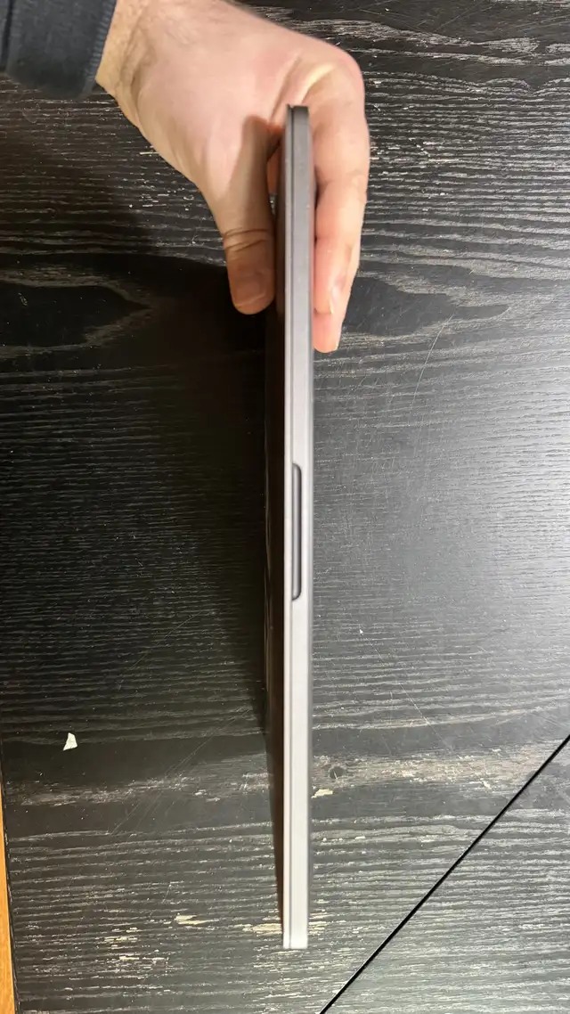 2017 MacBook Pro 4-Port + Monitor & Accessories in Laptops in City of Montréal - Image 8