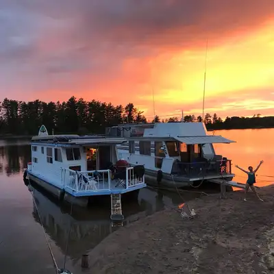 Built by Sundance Boats in Orillia in 1986 and renovated in 2017, this houseboat is 36' long and 11'...