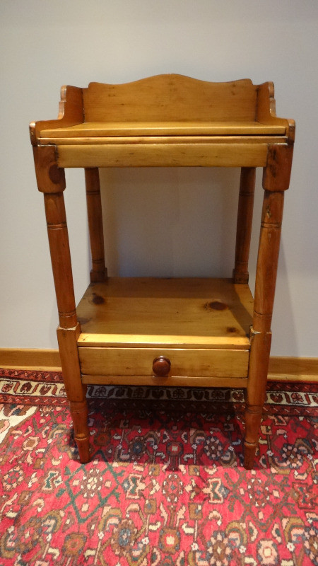 Antique Quebec Pine Side Table/ Washstand dans Art et objets de collection  à Ouest de l’Île