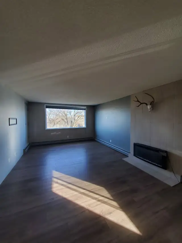 2 bedroom apartment - close to downtown. Available NOW