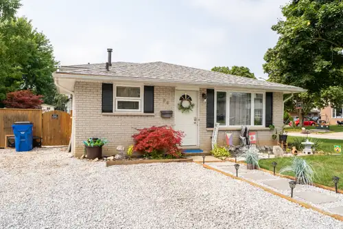 OPEN HOUSE SUN SEPT 6TH - 12PM-2PM Step into this beautifully updated 3 level backsplit that deliver...