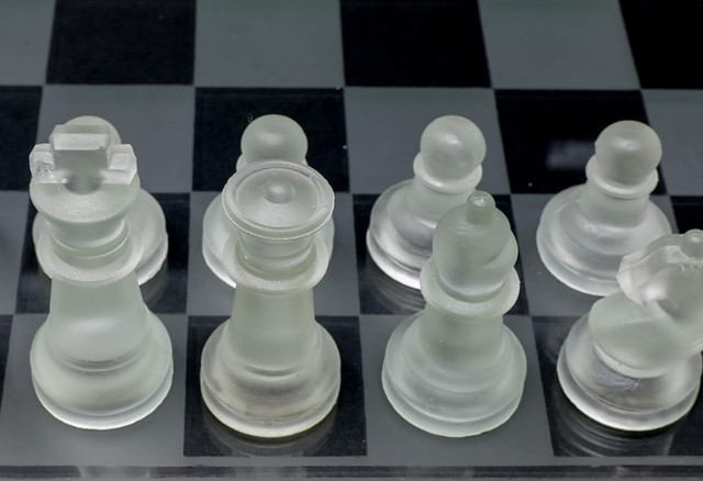 Jeu d'échecs avec pièces transparentes et givrées dans Jouets et jeux  à Ville de Montréal - Image 3