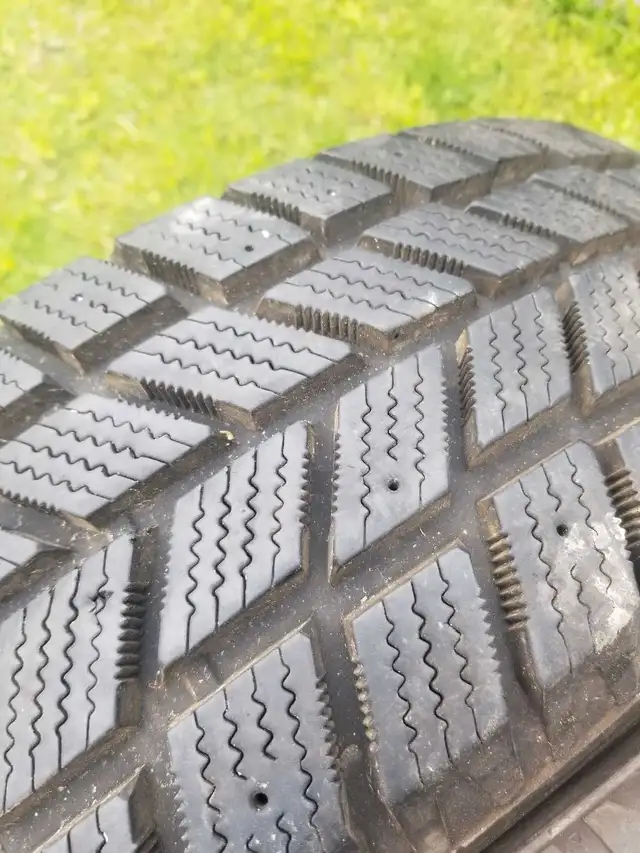 205 75 15 Like New Snow Winter tires  in Tires & Rims in Oshawa / Durham Region - Image 3