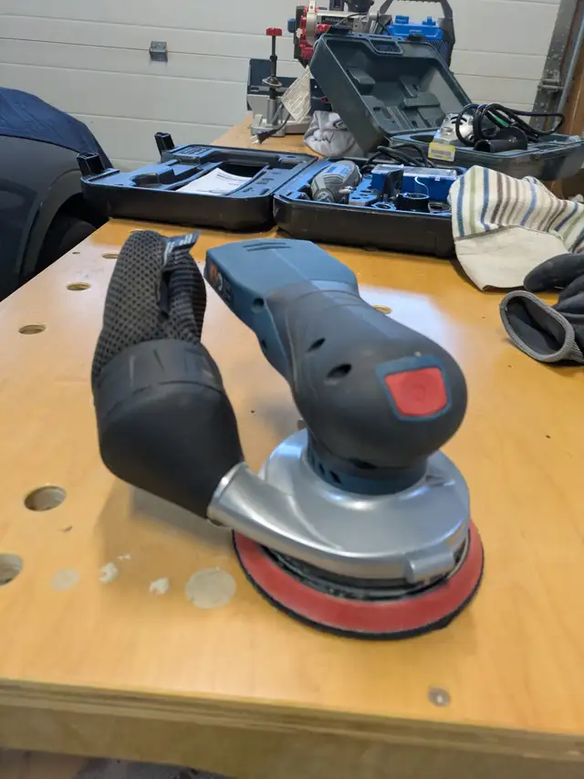 Bosch 18 volt sander in Power Tools in Calgary - Image 2