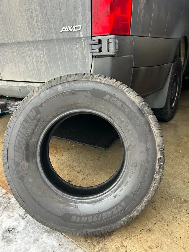 4 Pneus Michelin LTX LT 245/75R16 presque neuf in RV & Camper Parts & Accessories in Trois-Rivières - Image 3