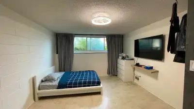 Bright Basement Bedroom Near Ottawa University and Airport