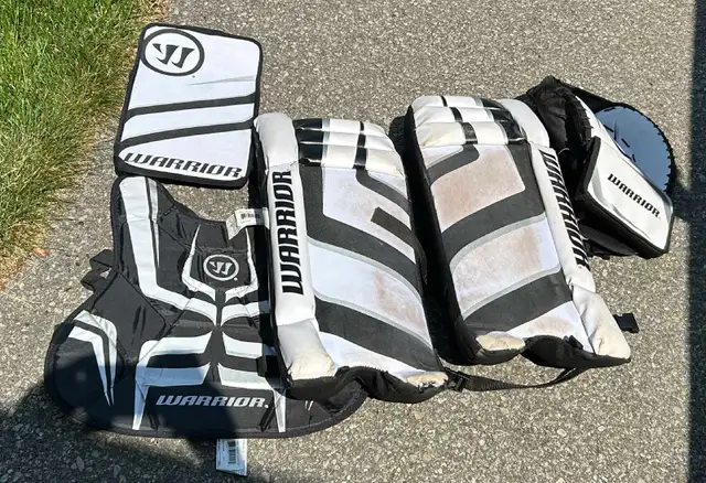 Warrior Ritual G3 Youth Goalie Pads and Gear Bag in Hockey in Oakville / Halton Region - Image 2