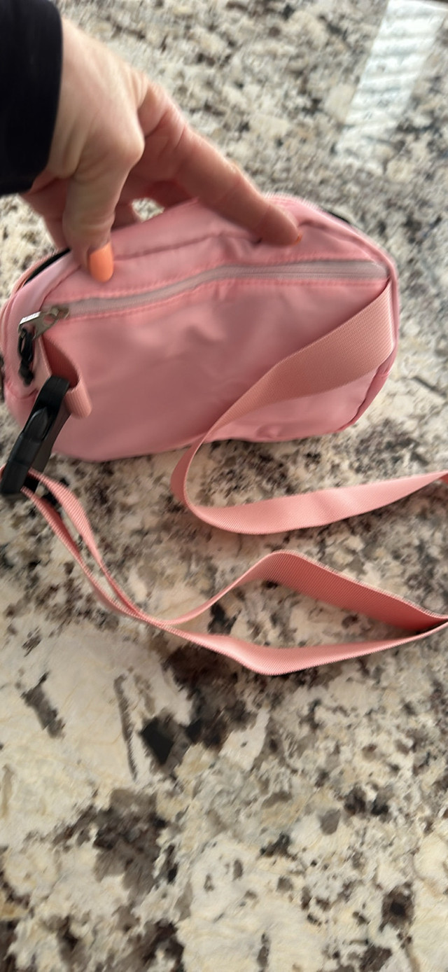 Fanny pack in Other in Barrie - Image 2