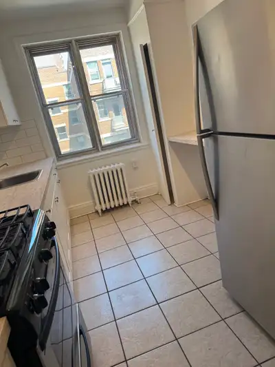 Appartement spacieux avec pièces séparées à proximité de tous les services. Quartier animé et vivant...
