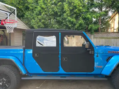This is a softop off of my 2023 jeep gladiator, it’s never been used in the winter, I always put my...