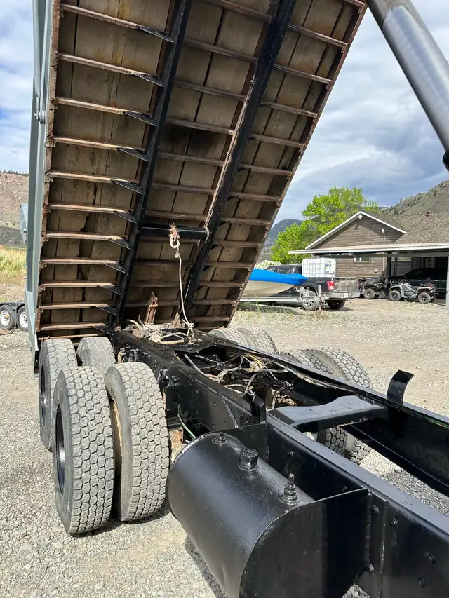 1990 Ford L8000 Dump Gravel Truck, Rock Box in Heavy Trucks in Kamloops - Image 9