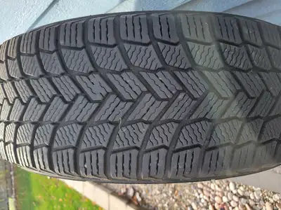 4 Michelin Winter X snow tires on rims. Less than 12000 kilometers Size 215/65 R 16