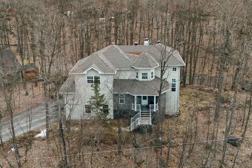 4-Bedroom Home in Chelsea 2