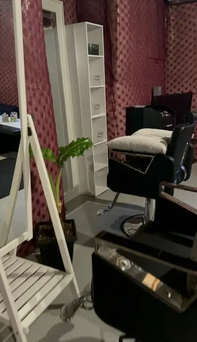Salon/spa room for rent in Pickering. Rent a chair. Room rent includes utilities. Dm for more detail...