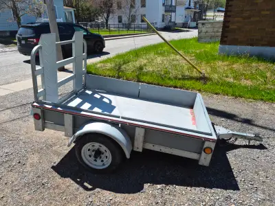 Remorque 4X6, acheté il y a 3 ans et utilisé 5 fois. Valeur neuf de $1 600.00. Vente ferme à $900.00